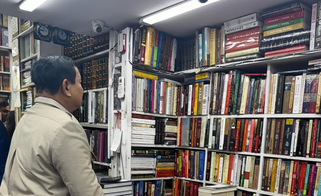 Di Sela Lawatan ke India, Prabowo Sempatkan Borong Buku di Toko Langganan